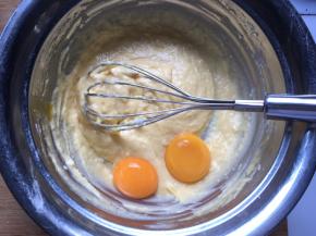 加入蛋黄搅拌均匀，分两次加入