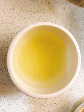 准备蒜泥汁，用温开水调制