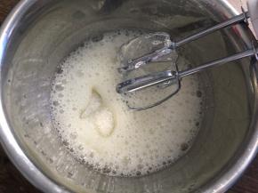 蛋白加入柠檬汁，低速打发至粗泡状态，加入三分之一白砂糖