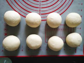 将面团排气，平均分成8份，滚圆，静置20分钟