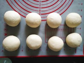 将面团排气，平均分成8份，滚圆，静置20分钟