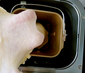 除黄油外所有原料放入面包桶，揉至醋厚膜，加入黄油，揉至出薄膜