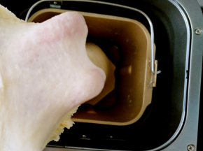 除黄油外所有原料放入面包桶，揉至醋厚膜，加入黄油，揉至出薄膜