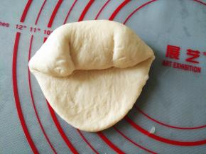 将两边尖角往里折