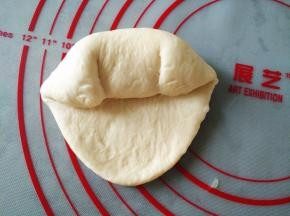 将两边尖角往里折