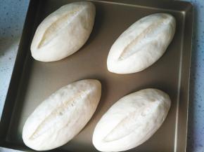 用锋利的刀在中间划一道，深度为面包体的三分之一