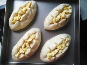 在划出的槽内撒黄油粒