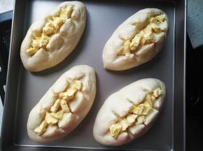 在划出的槽内撒黄油粒