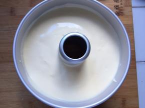 倒入模具中，轻震两下，震出气泡，放入预热好的烤箱150度，上下火，底层60分钟