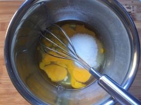 鸡蛋加入白砂糖混合