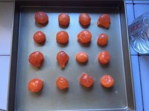 将咸蛋黄解冻，沾白酒，入烤箱烘烤5分钟