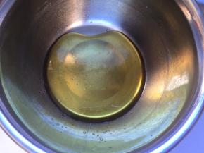 将糖浆和枧水混合搅拌均匀