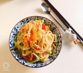 凉面条加入所有的配料搅拌均匀即可食用