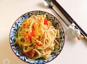 凉面条加入所有的配料搅拌均匀即可食用