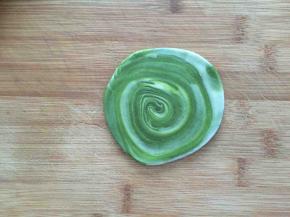 向下压，擀成圆片形状