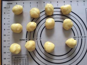 将饼皮分成12份，一份25克