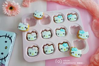 画在凉了的海绵蛋糕表面，画了一种颜色一定要干了以后再添加另外的糖霜