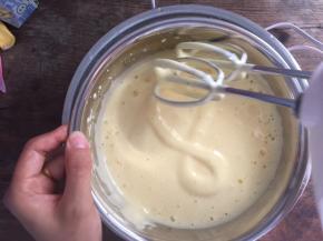 打发至拉起打蛋头画8字，5秒内不消失即可