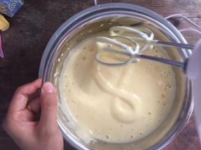 打发至拉起打蛋头画8字，5秒内不消失即可