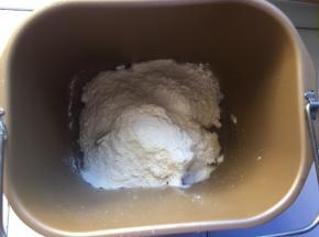 将油皮全部材料放入面包机中，和面至能拉出薄膜即可
