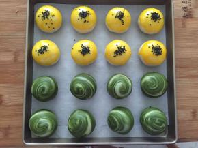 原味的刷上蛋黄液，撒上黑芝麻，放入预热好的烤箱200度，上下火，30分钟