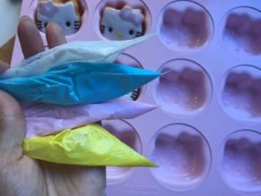 分成几份，分别加入色素，色素只需要一小滴，拌均匀，白色糖霜多留一点