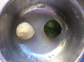 油酥分别揉圆，夏天可以放入冰箱一会再揉