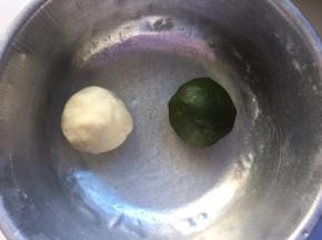 油酥分别揉圆，夏天可以放入冰箱一会再揉