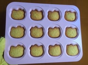 出炉趁热脱模，放烤网上晾凉