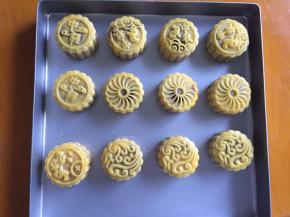 烤5分钟后拿出刷蛋黄液，蛋黄中加一点水，一定要刷上薄薄的一层，再放入烤箱190度，中层15分钟