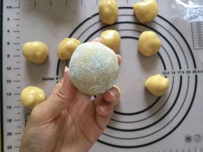 将包好的月饼也沾上少许面粉，