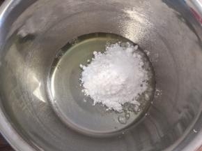 现在做糖霜，将糖粉分三次放入蛋清中，用电动打蛋器打发，打发至拉起糖霜，5秒内能变平整即可，如果糖霜稀就继续加糖粉，糖霜干就加点柠檬汁调