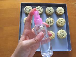 入烤箱之前喷一点水，这样避免在烤的过程中开裂，放入预热好的烤箱200度5分钟