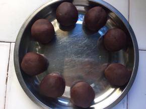 将蛋黄包入豆沙中，搓圆，这是8个咸蛋黄豆沙，还有4个纯豆沙