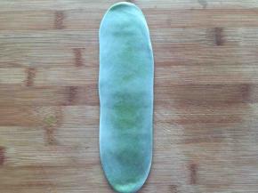 松弛好后，再次擀成牛舌状，从上向下卷起