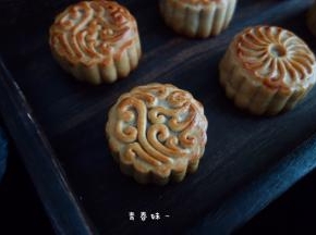 我是出炉冷却后就照的，回油以后颜色更加好看