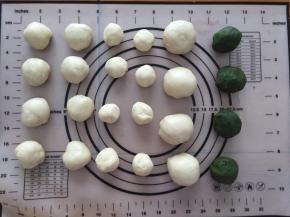 将油皮和油酥分别分成8份和4份，8份的是原味的，4份的是抹茶味的，抹茶味的相当于原味的两个，最后直接切两半