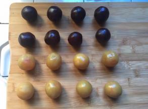 将咸蛋黄包入，待用