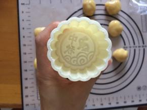 模具中沾上面粉，然后抖掉多余面粉