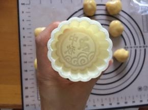 模具中沾上面粉，然后抖掉多余面粉