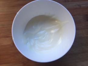 将酸奶和玉米油混合，搅拌至乳化状态，倒入蛋黄糊中翻拌均匀