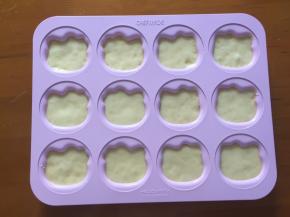 倒入学厨12连模具中，轻震两下，震出大气泡，放入预热好的烤箱，175度，上下火，中层20分钟