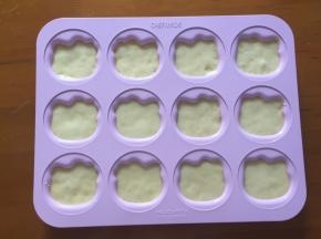 倒入学厨12连模具中，轻震两下，震出大气泡，放入预热好的烤箱，175度，上下火，中层20分钟