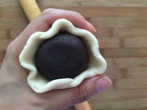 擀成圆片形，将内馅包入