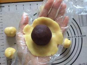 压扁，最好带上手套，不然会黏手上，将馅料放入