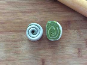 抹茶味的直接从中间切成两半