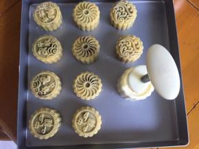 放入模具中，向下压，月饼就做好了