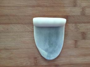 从上向下卷起，全部盖上保鲜膜，松弛15分钟