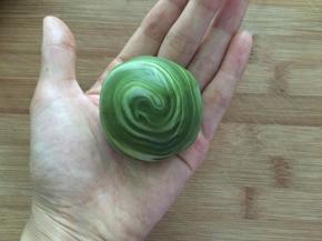 翻面，将内馅包入