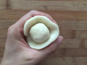 将油酥包入油皮中